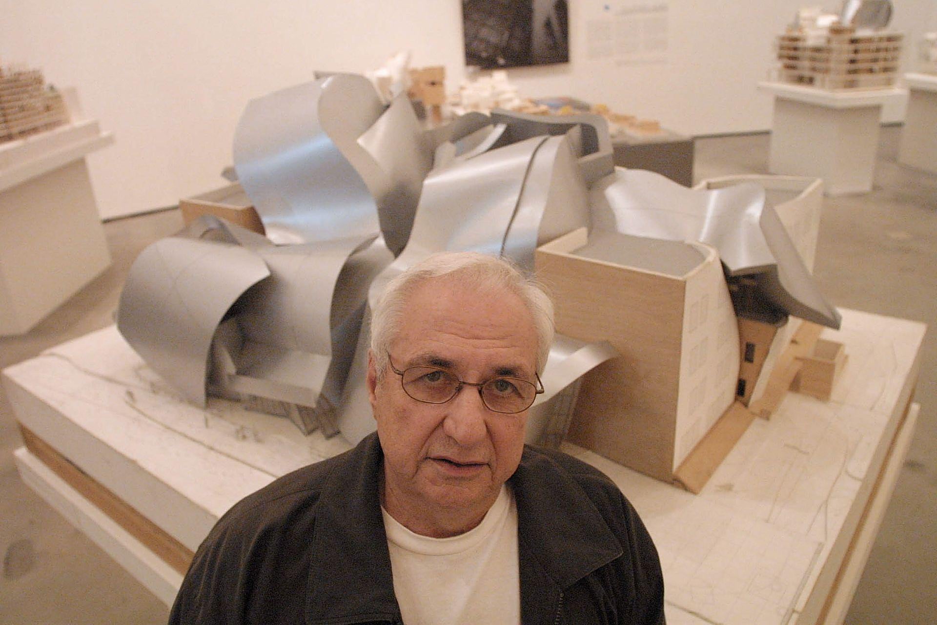 Exposición retrospectiva de la obra de Frank Gehry en el Museo Guggenheim, de Bilbao. En la imagen, el arquitecto posa delante de la maqueta del edificio Peter B. Lewis, Facultad de Gestión Watherhead (2006)