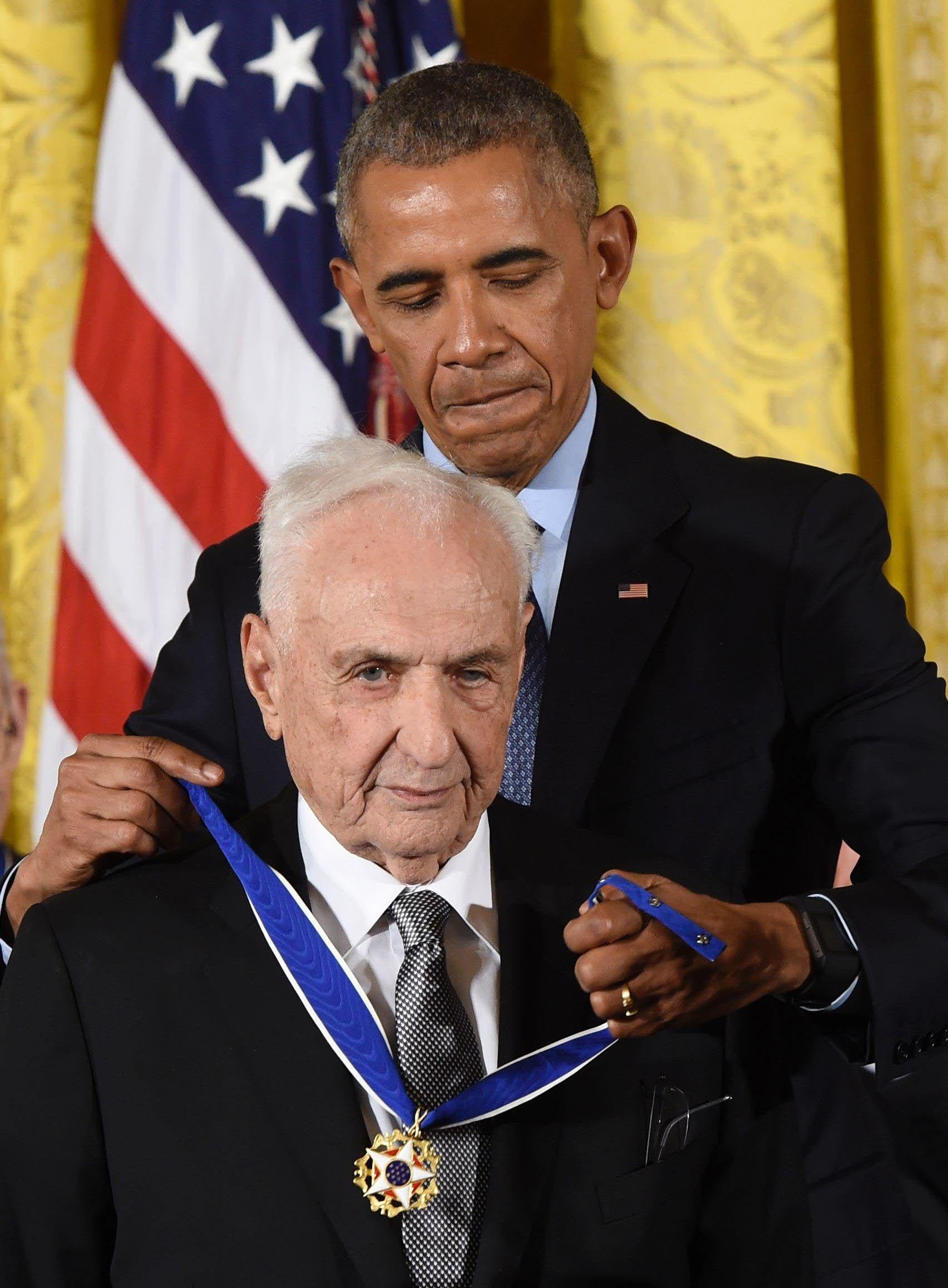 Obama entrega una medalla presidencial a Frank Gehry (2016)