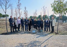 Samary Fernández Feito, José Antonio Martínez Páramo y David Pérez, con los representantes de las compañías de Líderes con Propósito en la plantación en el parque Felipe VI, en Valdebebas, Madrid.