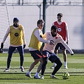 De Jong encima a Balde durante el entrenamiento que llevó a cabo el Barça este viernes.