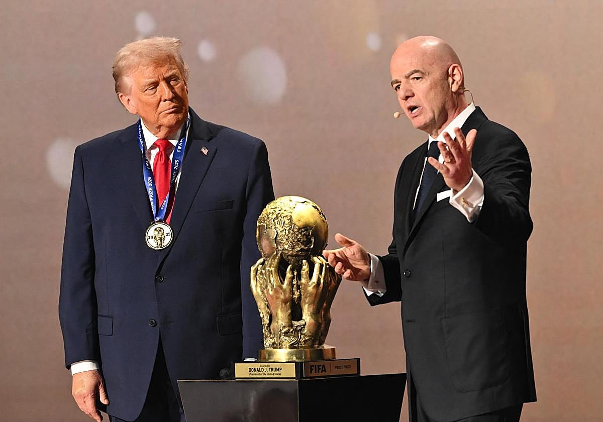 Gianni Infantino se dispone a entregar a Donald Trump el premio FIFA de la Paz.