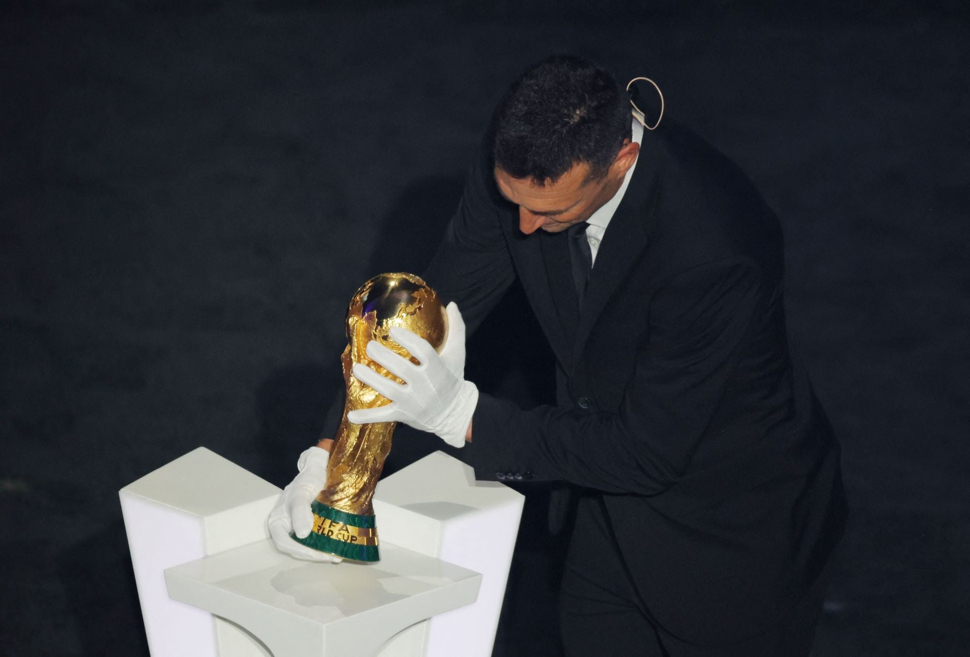 El seleccionador argentino, Lionel Scaloni, deposita el trofeo que se entregará al ganador de la Copa del Mundo 2025.