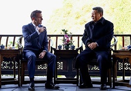 Los presidentes francés, Emmanuel Macron, y chino, Xi Jinping, hablan durante una visita a Dujiangyan.