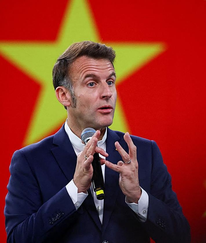 Imagen secundaria 2 - Macron salió a correr por el lago Jincheng; la primera dama francesa, Brigitte Macron, visitó la base de investigación de Chengdu para la cría de pandas gigantes; el presidente galo interviene en la Universidad de Sichuan. 