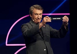 Wayne Gretzky muestra la papeleta de Cabo Verde durante el sorteo del Mundial 2026.