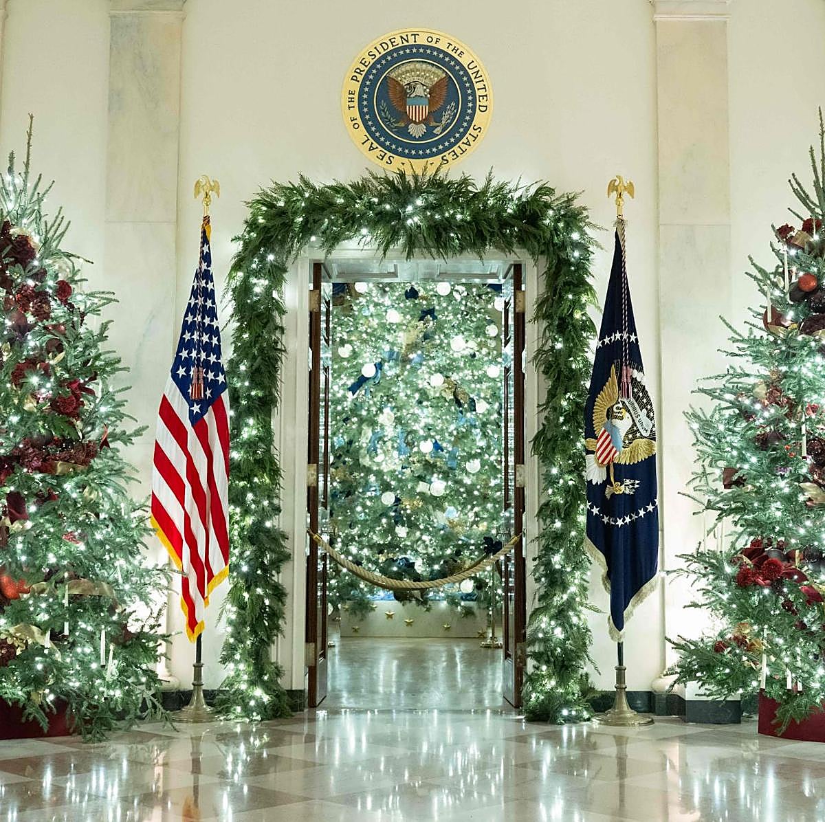 El gran vestíbulo de la Casa Blanca decorado por Navidad.
