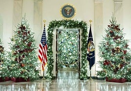 El gran vestíbulo de la Casa Blanca decorado por Navidad.