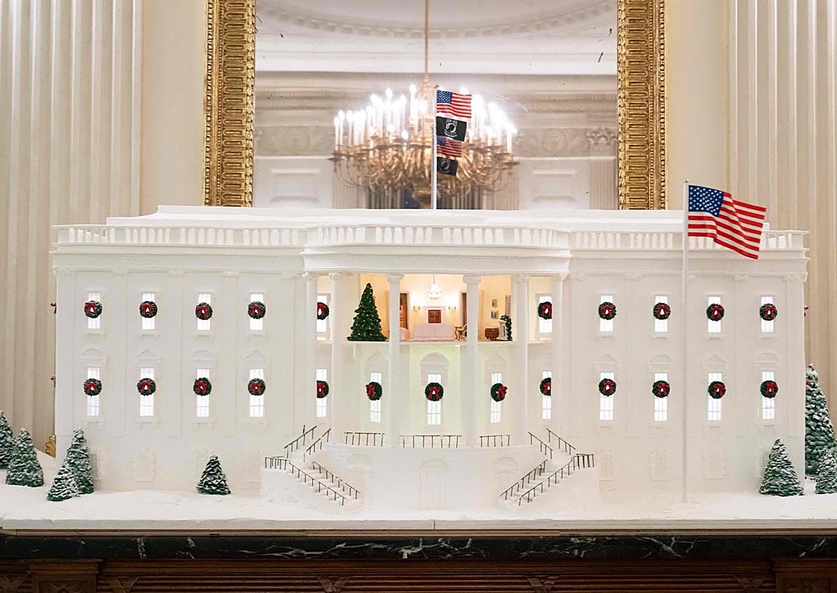 Imagen secundaria 1 - Adornos navideños en el Salón Rojo; la Casa Blanca en versión galleta de jengibre en el comedor de Estado; un detalle de la decoración. 