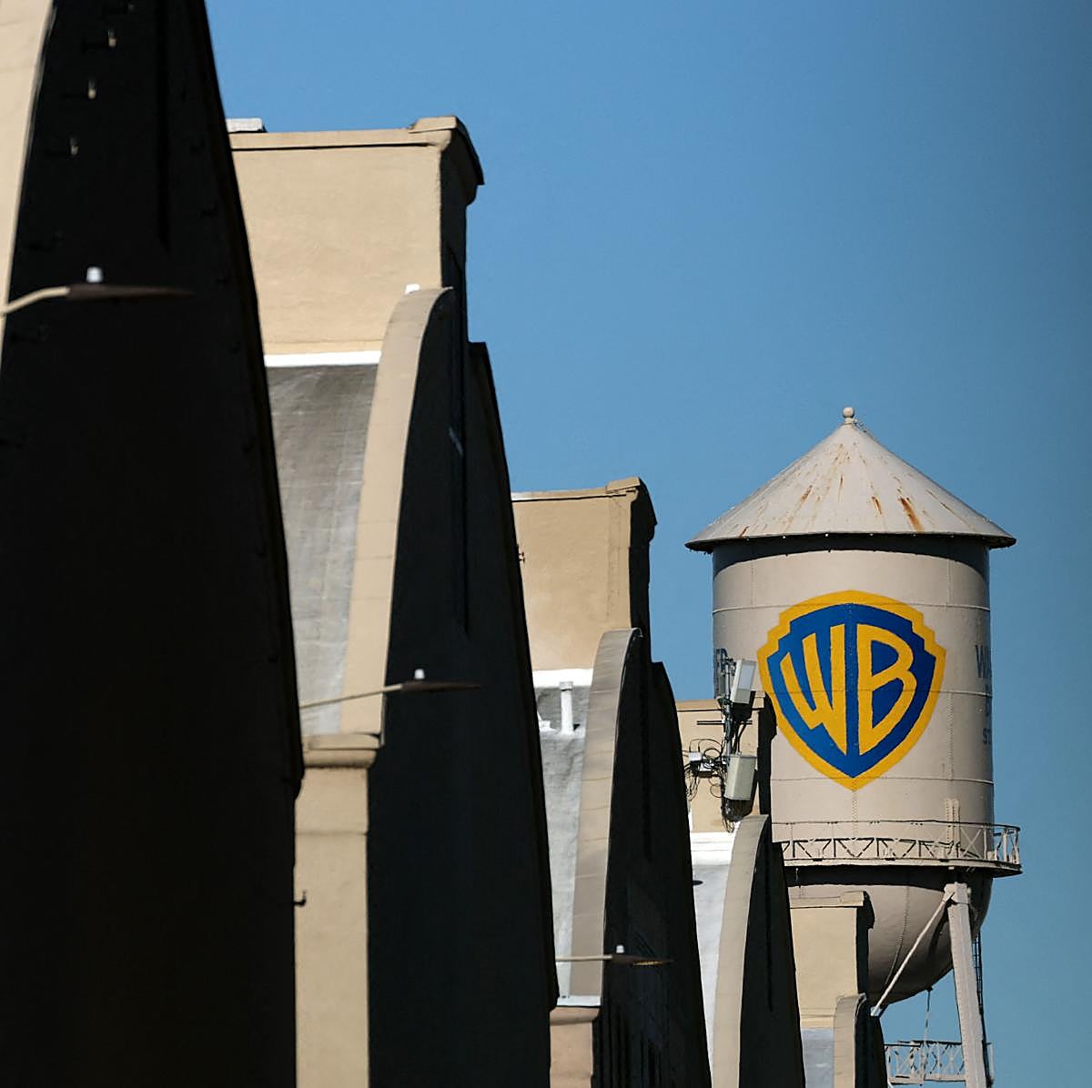 La torre de agua de WB se ve en Warner Bros.