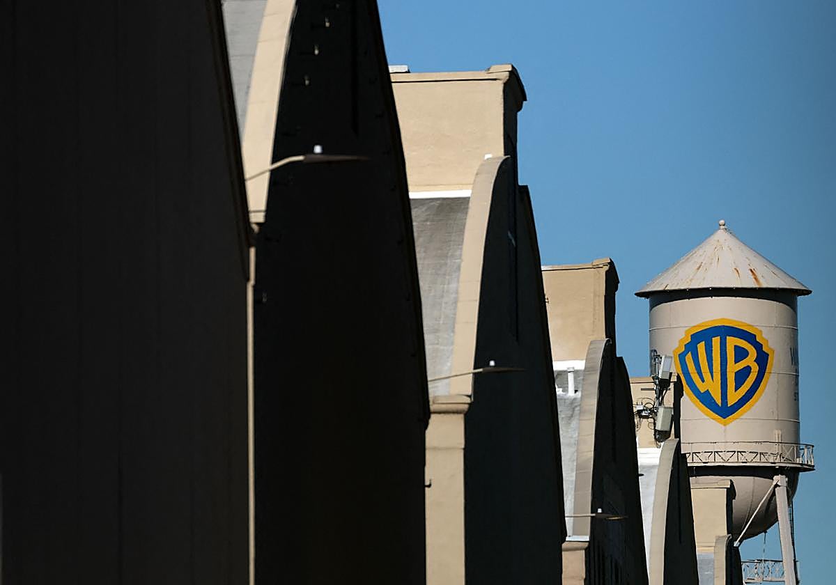 La torre de agua de WB se ve en Warner Bros.