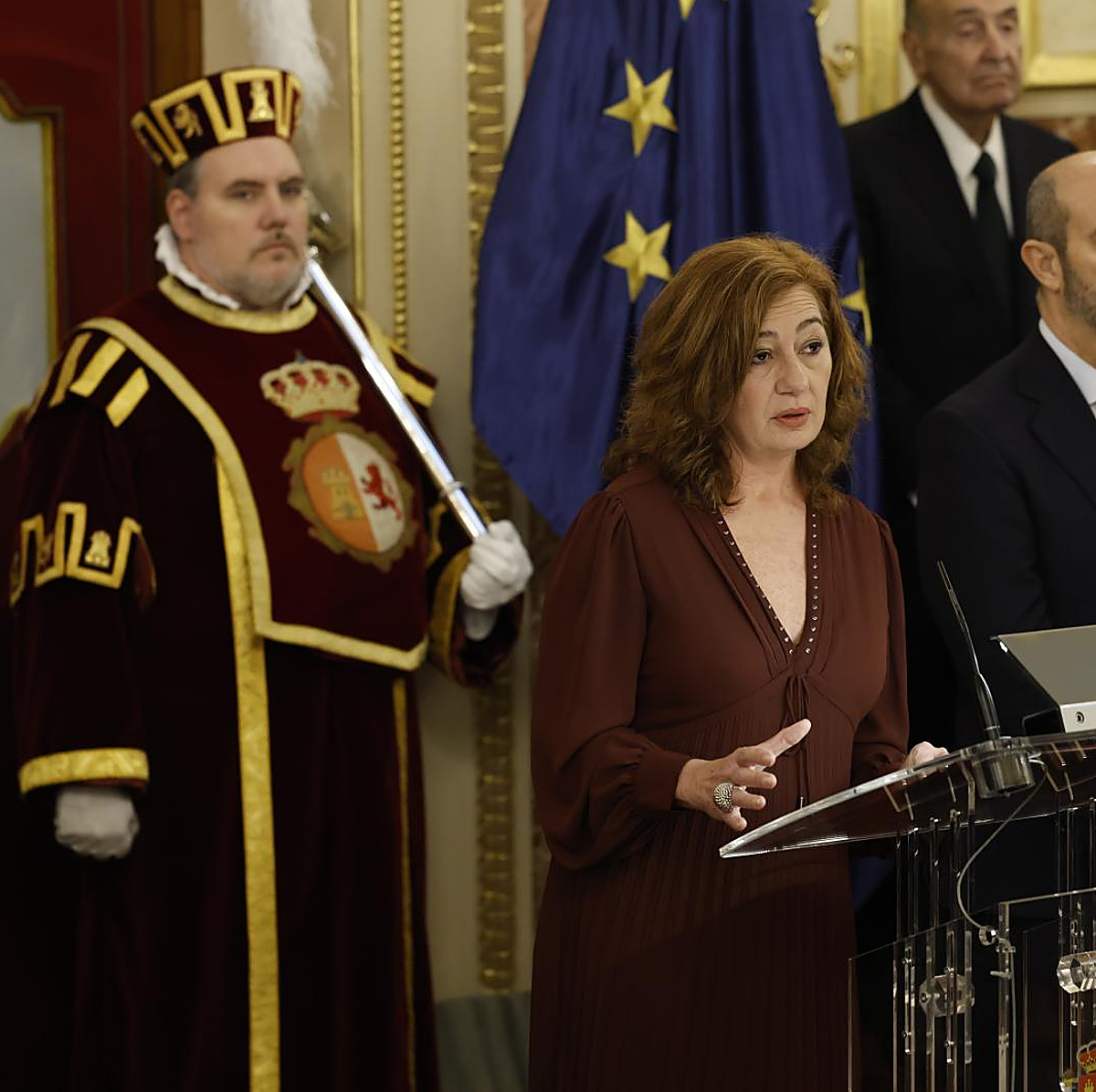 La presidenta del Congreso, Francina Armengol, y el presidente del Senado, Pedro Rollán, se saludan al comienzo del acto.