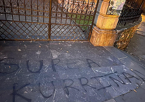 Vandalizan la Casa de Juntas de Guernica y roban la bandera de España