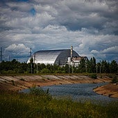 Imagen del sarcófago que cubre uno de los reactores de la central de Chernóbil.