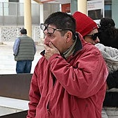 El abuelo materno de Lucas llora junto a sus familiares.
