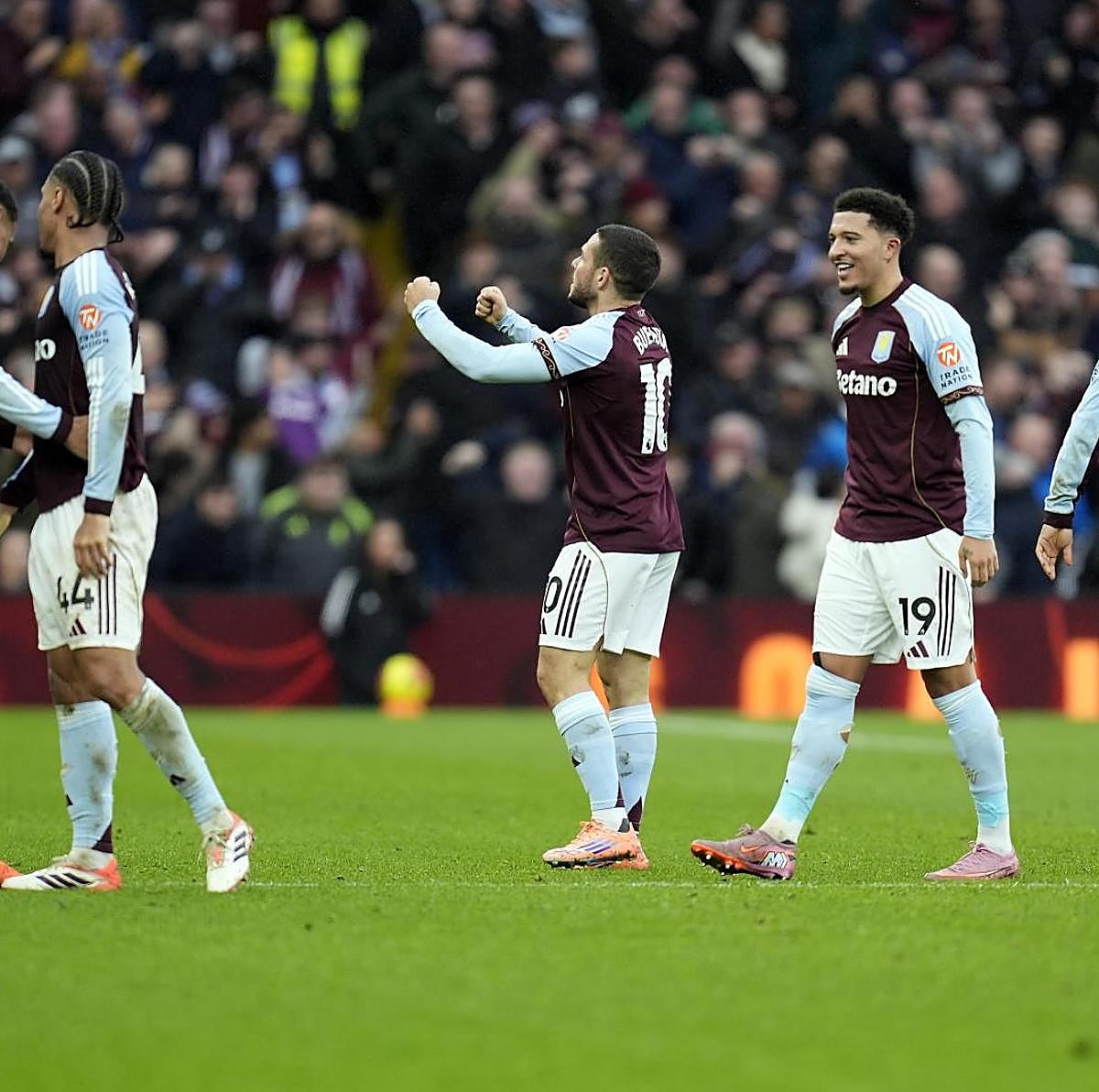 Los jugadores del Aston Villa celebran el tanto de Buendía.
