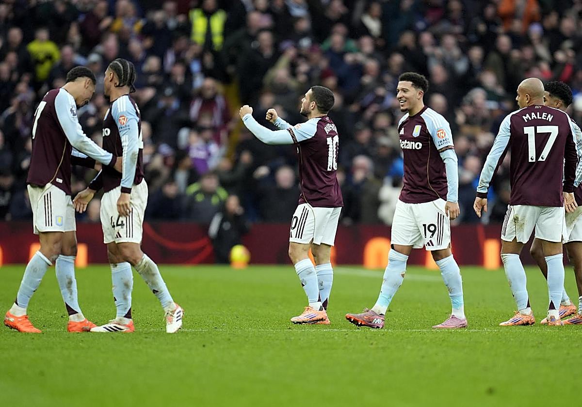 Los jugadores del Aston Villa celebran el tanto de Buendía.
