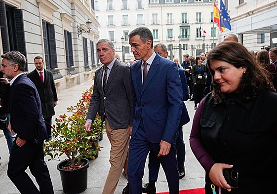 Pedro Sánchez entra este sábado en el Congreso para participar en los actos del Día de la Constitución.