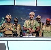 Soldados leen un comunicado ante las cámaras de la televisión pública en Benín.