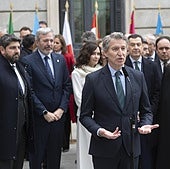 Feijóo acompañado por algunos de los presidentes autonómicos del PP y la portavoz del PP en el Congreso, Ester Muñoz.