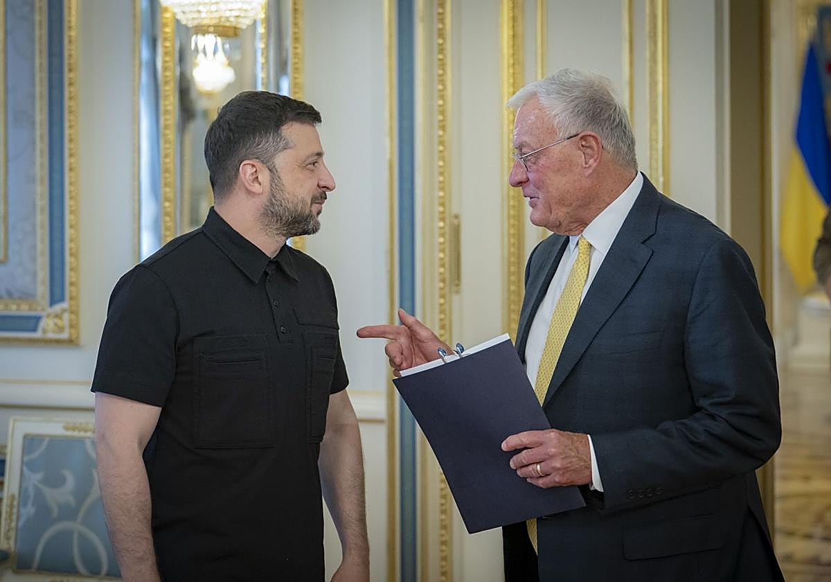 Zelenski y Kellogg durante una reunión el pasado verano en Kiev.