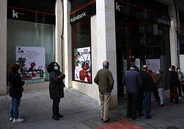 Cola en una sucursal de kutxabank