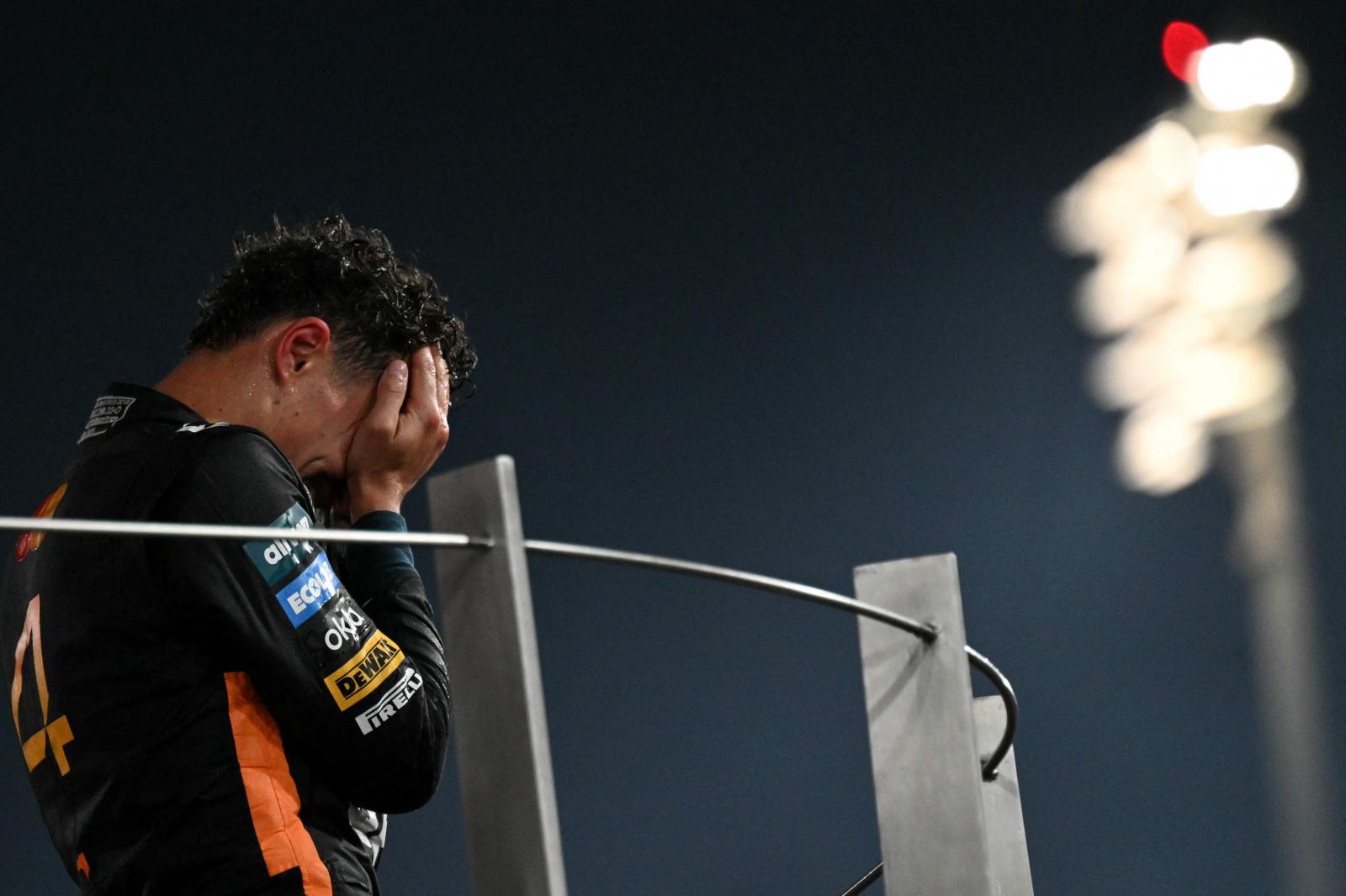 Lando Norris, emocionado, en el podio del GP de Abu Dabi.