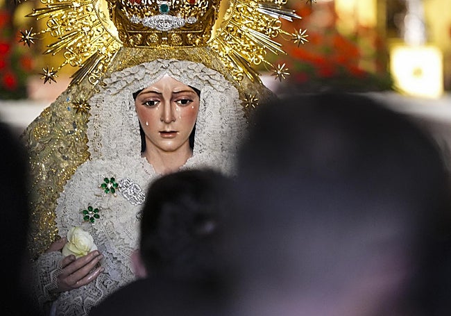 La Virgen ha recuperado su mirada tras la última intervención.