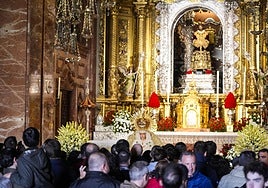 Colas ante la Macarena en su basílica sevillana tras la restauración.