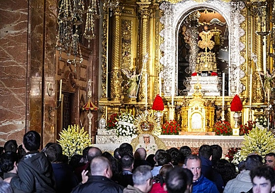 Colas ante la Macarena en su basílica sevillana tras la restauración.