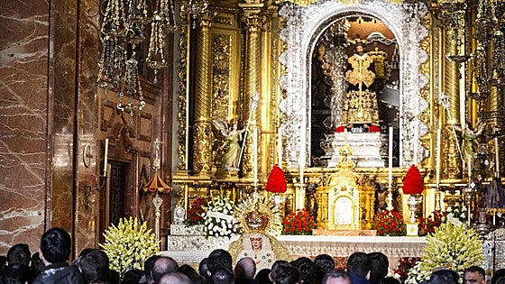 Largas colas para ver a la Macarena restaurada tras la pifia de las pestañas