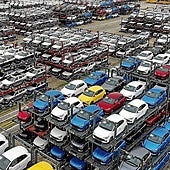Coches chinos apilados en el puerto de Suzhou, a la espera de ser embarcados.