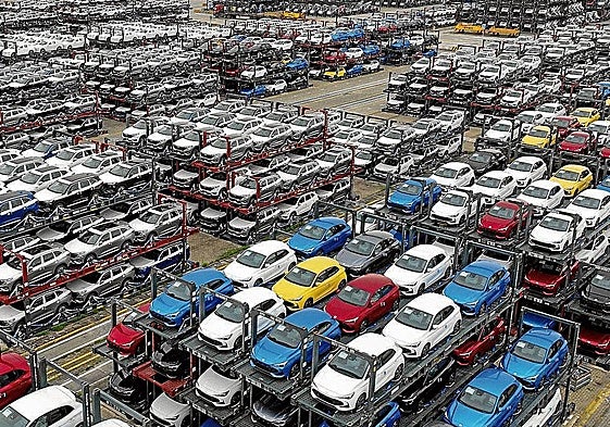 Coches chinos apilados en el puerto de Suzhou, a la espera de ser embarcados.