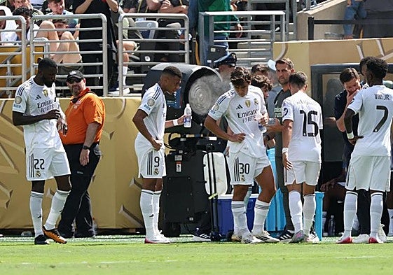 Los futbolistas del Real Madrid en una pausa de hidratación durante el pasado Mundial de Clubes.