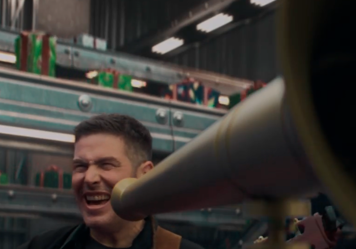 La Navidad aterriza en los aeropuertos: Estopa protagoniza la nueva campaña de Aena