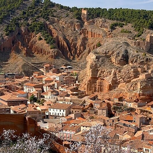 Este es el pueblo más bonito del norte de España: está muy cerca de una laguna que se llena de grullas en invierno