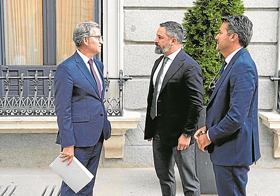 Feijóo y Abascal, en el patio del Congreso.