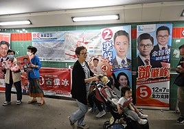 Carteles electorales en el distrito hongkonés de Tai Po.