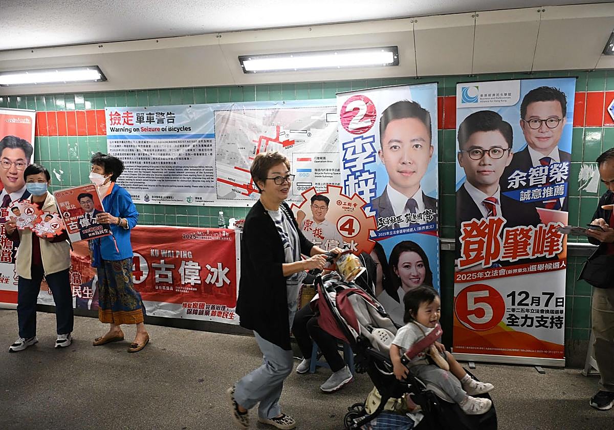 Carteles electorales en el distrito hongkonés de Tai Po.