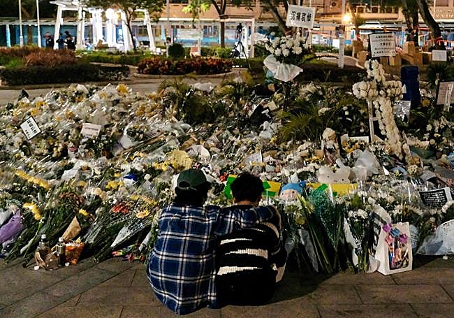 Ofrenda floral en recuerdo a las víctimas dle incendio de Wang Fuk.