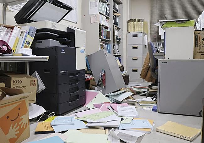 Estanterías y documentos caídos durante el terremoto en la oficina de Kyodo News en Hakodate.