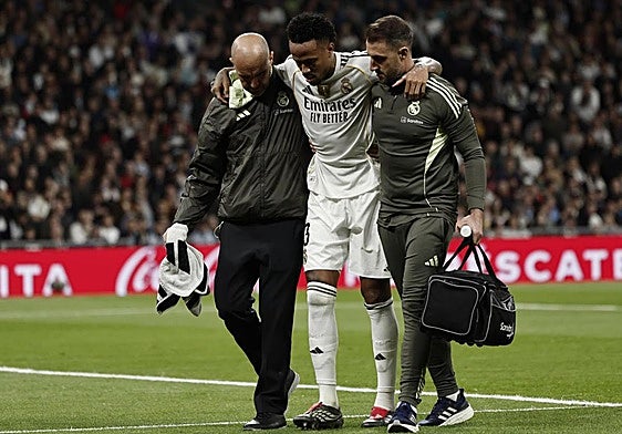 Eder Militao se retira del terreno de juego tras lesionarse ante el Celta.