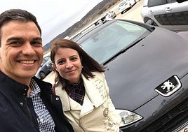 Pedro Sánchez y Adriana Lastra posan junto al peugeot en febrero de 2017.