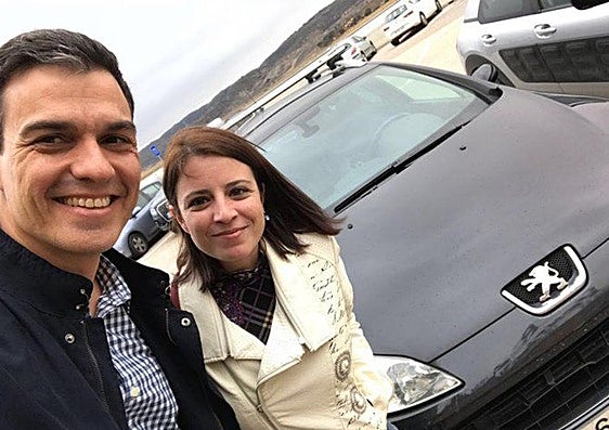 Pedro Sánchez y Adriana Lastra posan junto al peugeot en febrero de 2017.