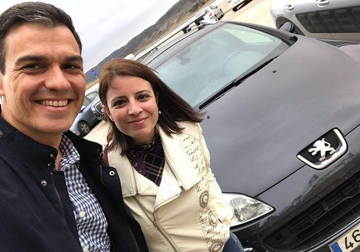 Pedro Sánchez y Adriana Lastra posan junto al peugeot en febrero de 2017.