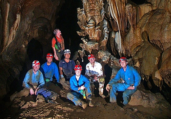 Equipo de espeleología de Liang Luar.