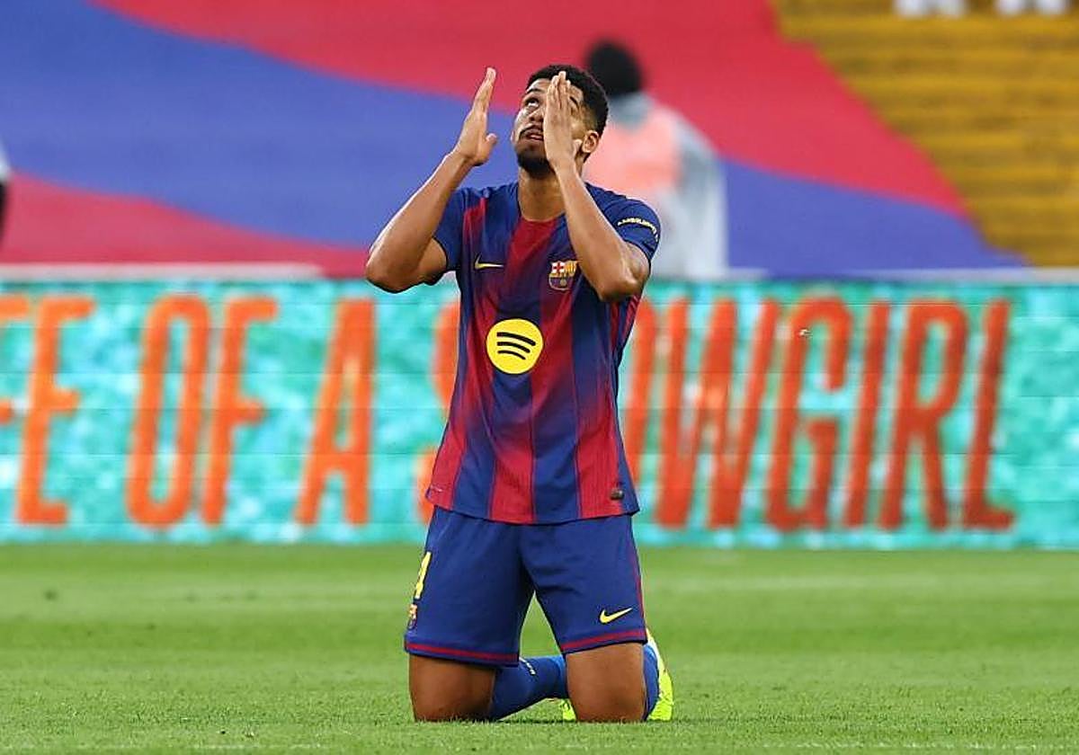 Ronald Araujo se lamenta durante un partido.