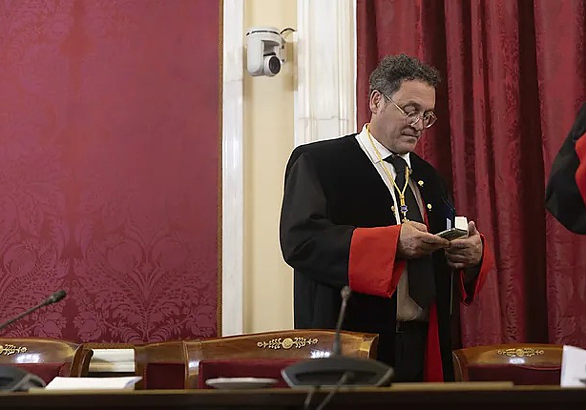 El exfiscal general consulta su móvil