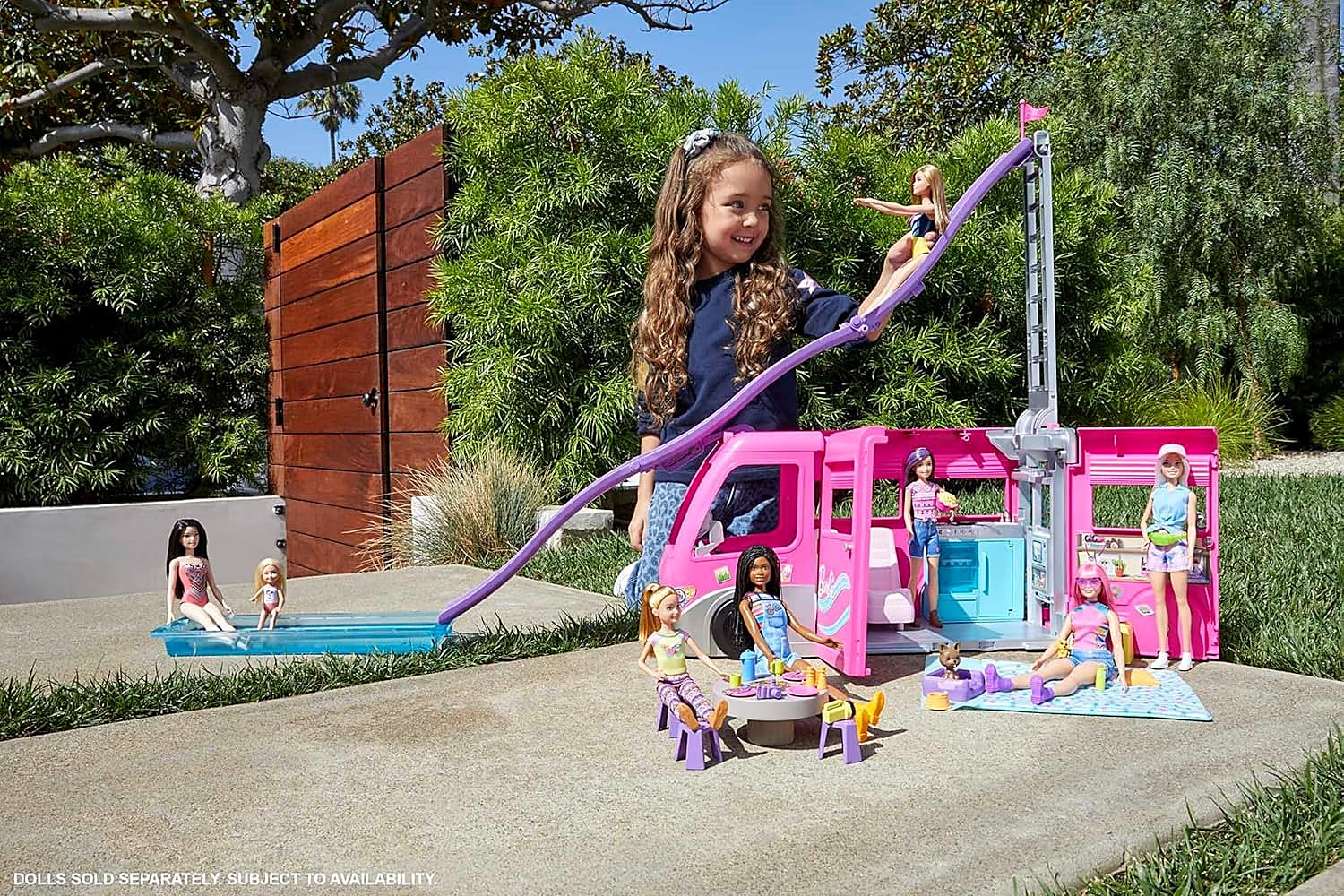 Convierte cualquier día en una aventura con la caravana de Barbie y sus 60 accesorios