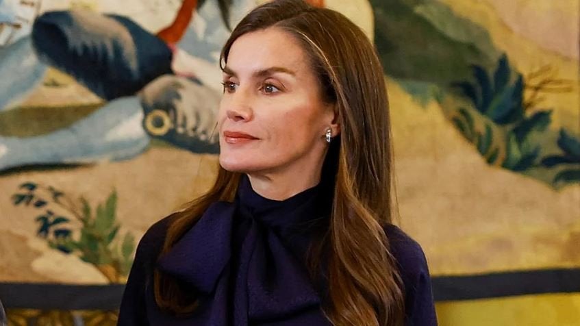La reina Letizia estrena el look monocromático más elegante: blusa con lazada XL y cinturón que estiliza