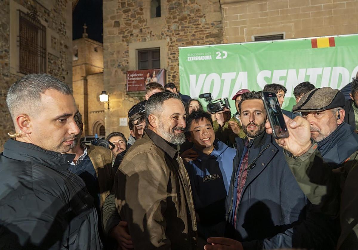El presidente de Vox, Santiago Abascal, durante la clausura del acto de inicio de campaña electoral, a 5 de diciembre de 2025